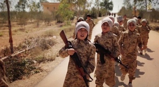 Isis, diffuso video choc di bimbi soldato: «Combattono i peccatori»