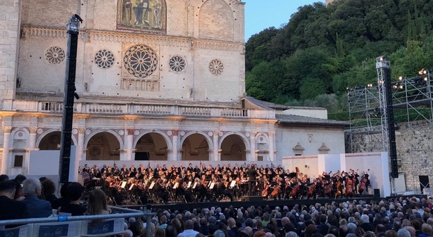 Daniele Gatti dirige il concerto in piazza a Spoleto, in chiusura del Festival