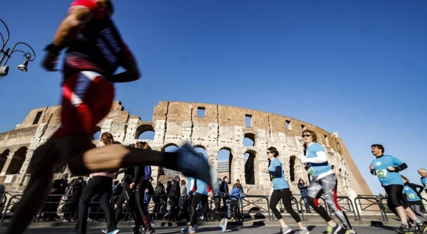 Maratona di Roma 2022 al via dai Fori Imperiali: percorso e strade chiuse. In migliaia in corsa per la pace