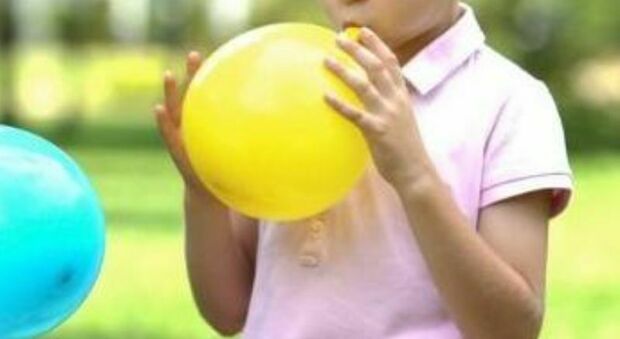 Vicenza, bambino di 7 anni muore soffocato da un palloncino: gli è scoppiato in bocca