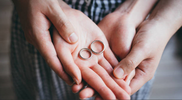 Sposa derubata dal papà due giorni prima del matrimonio: «Si è intascato i soldi che mi aveva lasciato mio nonno»