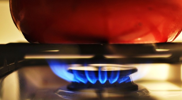 Cucinare sui fornelli a gas nasconde un rischio invisibile: le conseguenze mortali per la salute