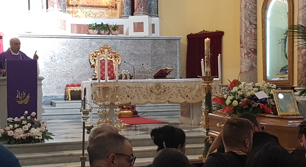 Torre Annunziata, funerali di Lucia Il prete: «Nessuno giudichi il suicidio»