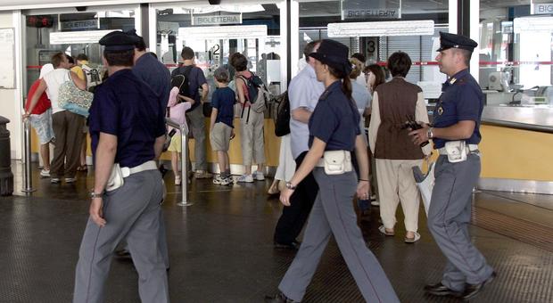 Napoli, rubano il portafogli a un turista mentre sale sul treno: due arresti
