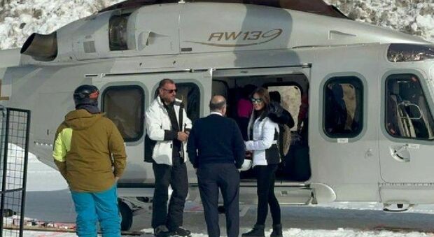 Silvia Toffanin atterra sulle piste da sci con l'elicottero di famiglia: l'arrivo a Prato Nevoso con i figli (ma senza Pier Silvio)