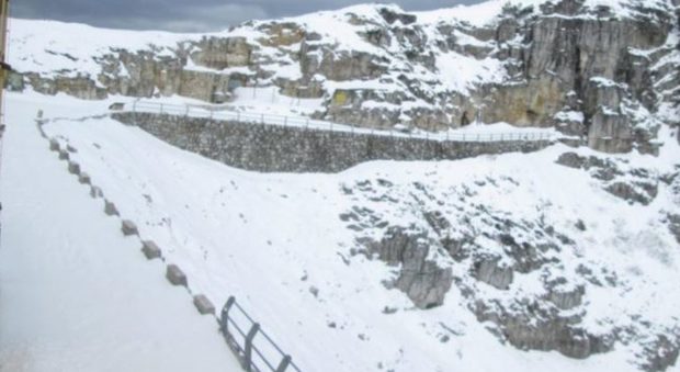 Il rifugio Achille Papa immerso nella neve caduta in questa settimana