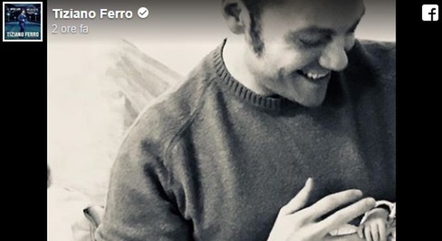 Tiziano Ferro papà. La foto con il neonato su Instagram