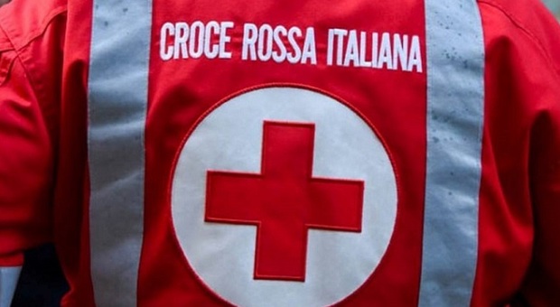 Volontarie della Croce Rossa "negazioniste" rifiutano il vaccino: cacciate dalle ambulanze