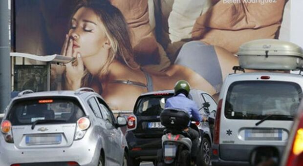 Manifesti e video pubblicitari a effetto, a Napoli scatta lo stop: rischio incidenti stradali