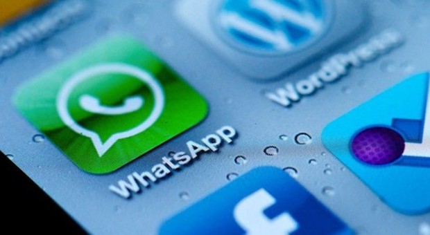 WhatsApp, la spunta blu non piace: la chat pronta a fare marcia indietro