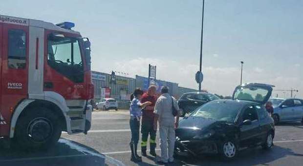 Civitanova, schianto frontale lungo la strada statale: due i feriti