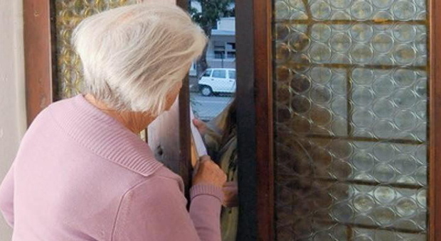Anziana raggirata in casa da un falso carabiniere