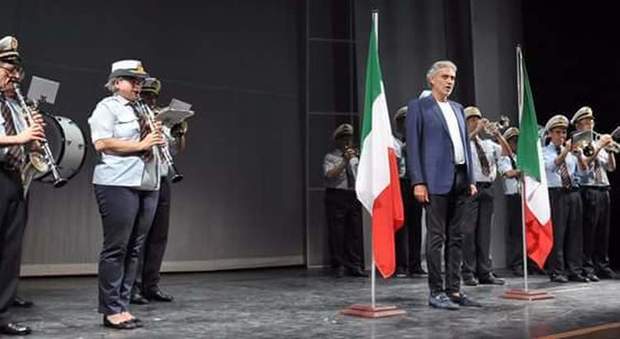 Il tenore Andrea Bocelli sul palco del Teatro La Fenice di Osimo