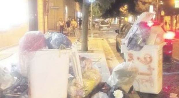 Raccolta rifiuti a singhiozzo, spazzatura in strada a Caserta
