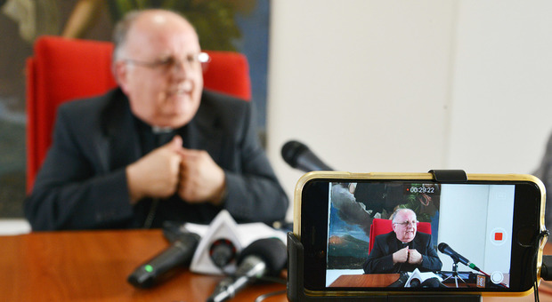 L'arcivescovo Moretti si è dimesso. L'annuncio: «Motivi di salute»