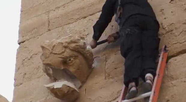 Isis, picconate alle antiche statue di Hatra: lo sfregio in un video