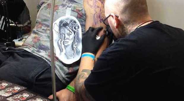 Tatuatore al tattoo expo di Napoli