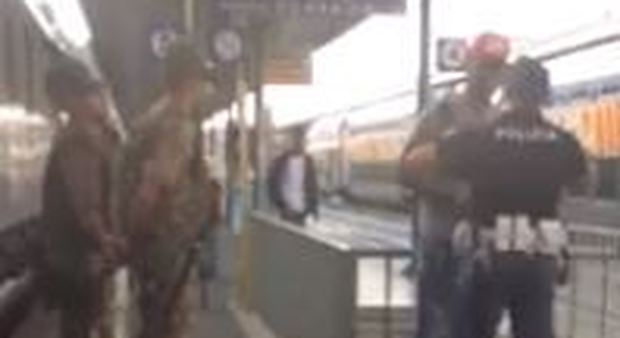 Ventimiglia, poliziotto caccia l'immigrato dalla stazione: «Tornatene in Africa»