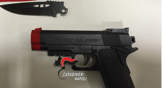 Napoli, due fidanzatini 15enni a spasso con tre pistole e un coltello: denunciati