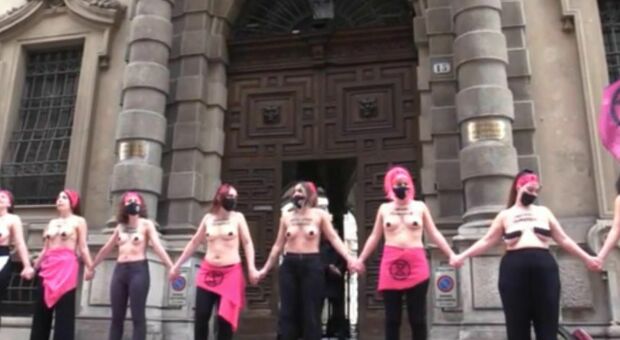 Torino, nude davanti al Consiglio regionale: attiviste protestano contro lo «stupro climatico»