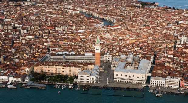 Venezia. Fotovoltaico sui tetti anche in centro storico, adesso si può installare: le regole e le eccezioni