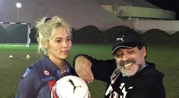 Maradona fa pace con la fidanzata e l'allena con la maglia del Napoli