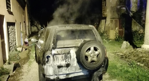 Benevento, raid incendiari contro le auto in sosta