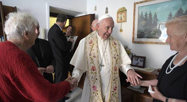 Papa Bergoglio a sorpresa a Ostia, benedizioni alle famiglie delle case popolari e rosari in regalo