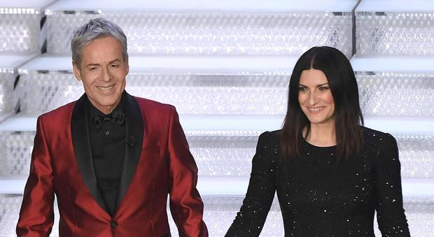 Sanremo 2018, Laura Pausini si esibisce ma la tv è oscurata: problemi tecnici per la Rai