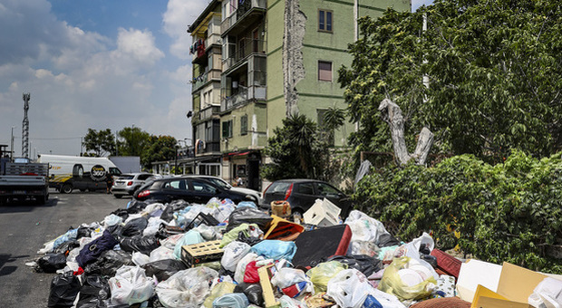 Rifiuti e caos Tari a Napoli, così la monnezza spacca la maggioranza