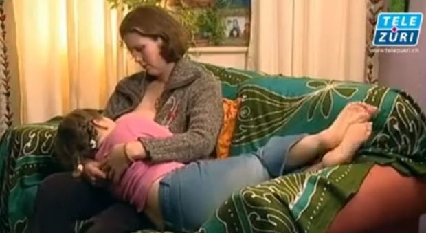 Ricomincia ad allattare la figlia a 7 anni, mamma finisce nei guai: denunciata