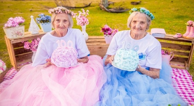 Le gemelle compiono 100 anni: party da sogno e servizio fotografico