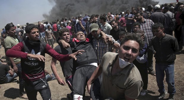 Inferno Gaza, la protesta dei palestinesi: oltre 50 uccisi dall'esercito israeliano