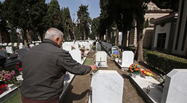 Coronavirus a Napoli, la Festa del Papà col cimitero chiuso ma con orchidee su tutte le tombe