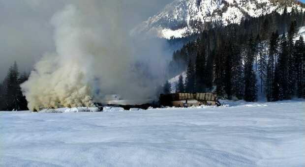 Grosso incendio Pra Marino Val Visdende: azienda distrutta dalle fiamme