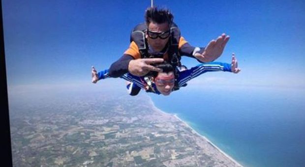 A due anni dall'incidente Alessia Polita si lancia anche con il paracadute