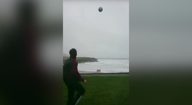 Irlanda, il tiro nella tempesta ha un effetto boomerang: il pallone torna indietro