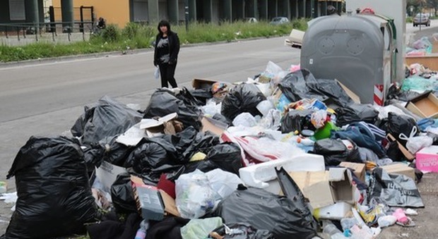 Napoli sull'orlo dell'emergenza rifiuti, de Magistris: «Nessuna criticità»