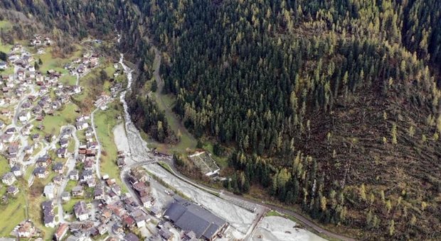 I danni causati del forte maltempo dei giorni scorsi nella zona di Alleghe e Caprile (Belluno)