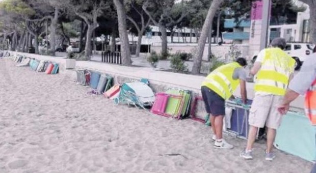 Spiagge libere a Lignano, via gli insediamenti fissi: requisiti ombrelloni, sdrai e giochi lasciati lungo la riva