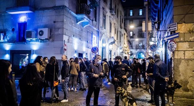 Napoli, droga e coltelli ai baretti di Chiaia: scoppia la rissa, ronde di scooter impazziti