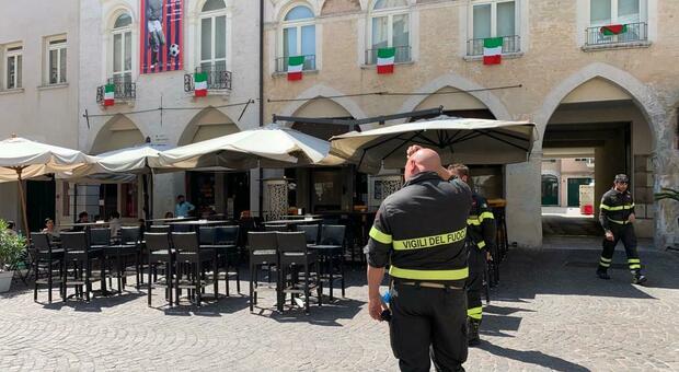 L'intervento dei vigili del fuoco in corso Vittorio a Pordenone