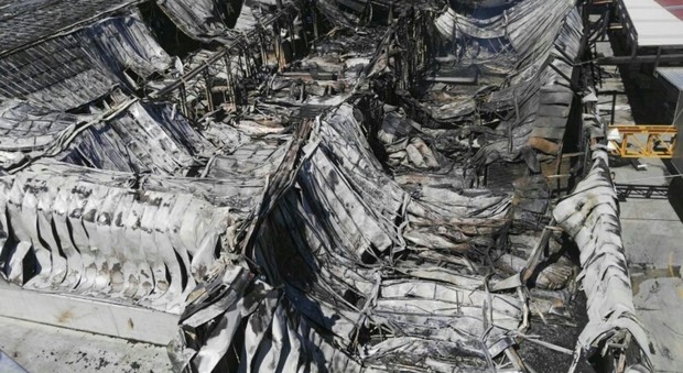 Il capannone dell'Italpannelli distrutto dalle fiamme