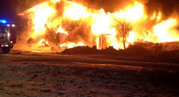 Fienile in fiamme, struttura distrutta e 150 balle di fieno in fumo