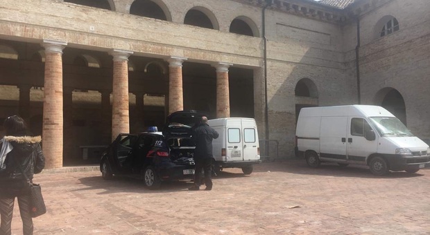 Senigallia, ragazza ubriaca insulta e litiga coi passanti: arrivano i carabinieri