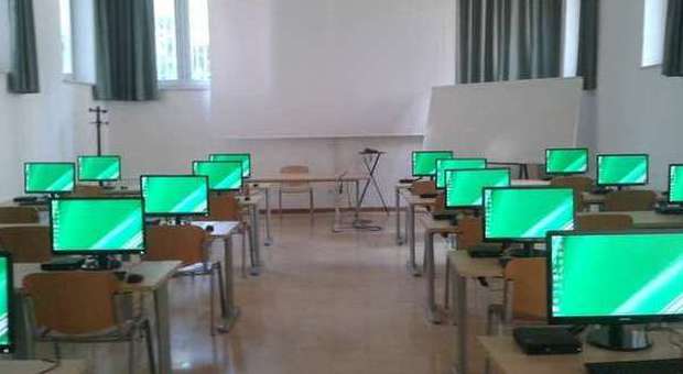 La nuova aula d'informatica allestita a Fermo