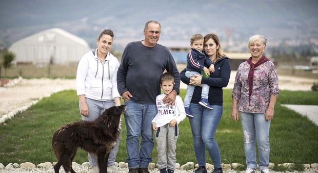Al centro Alessia Brandimarte con la sua famiglia a Norcia area terremotata del Centro Italia