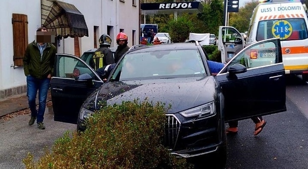 Incidente sull'Alemagna: l'Audi A4 finisce in mezzo alla siepe