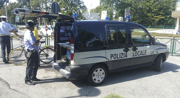 Polizia locale, il Comune si trova a corto di agenti: «Paghe più alte, preferiscono il Friuli»
