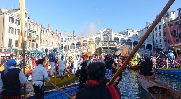 Il tradizionale corteo acqueo e lo scoppio della "Pantegana" segnano l'inizio del Carnevale di Venezia 2024